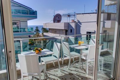 Balkong p&aring; f&ouml;rsta v&aring;ning