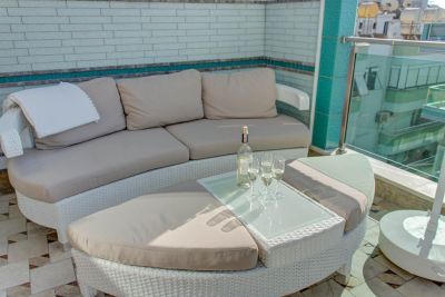 Terrass med loungemöbel och parasoll