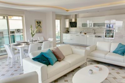 Vardagsrum med soffor