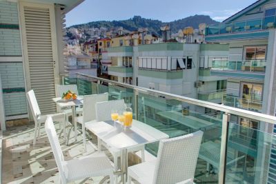 Balkong p&aring; f&ouml;rsta v&aring;ning