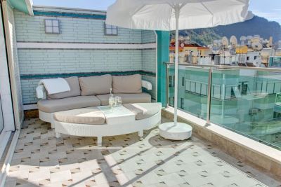 Terrass med loungemöbel och parasoll