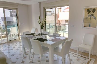 Matbord med plats f&ouml;r 8